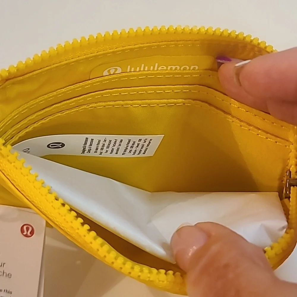 NWT Lululemon Clippable Card Pouch